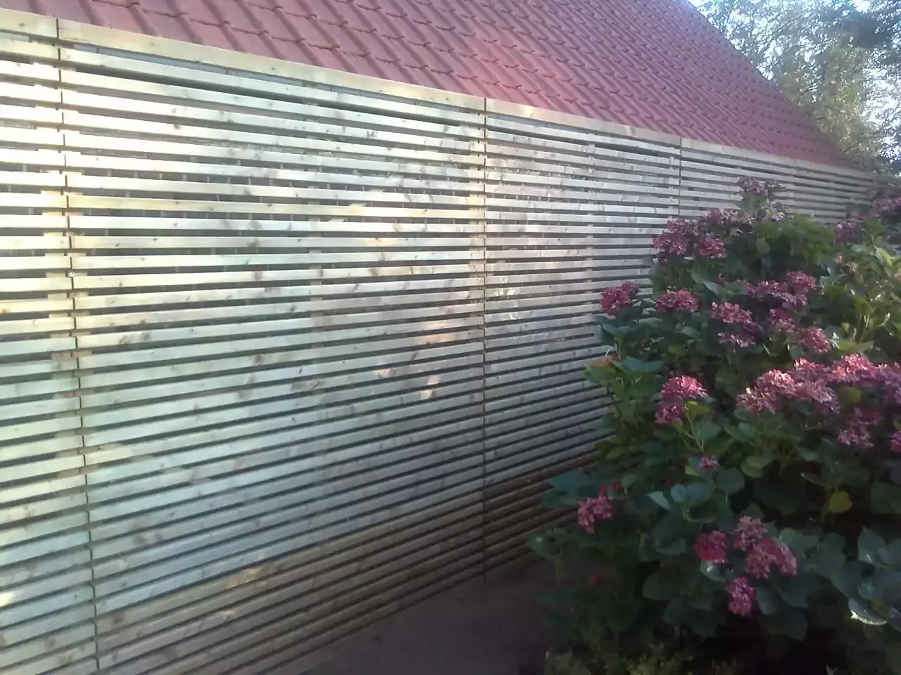 Houten tuinafsluiting met hortensia's, een realisatie van VSGARDEN