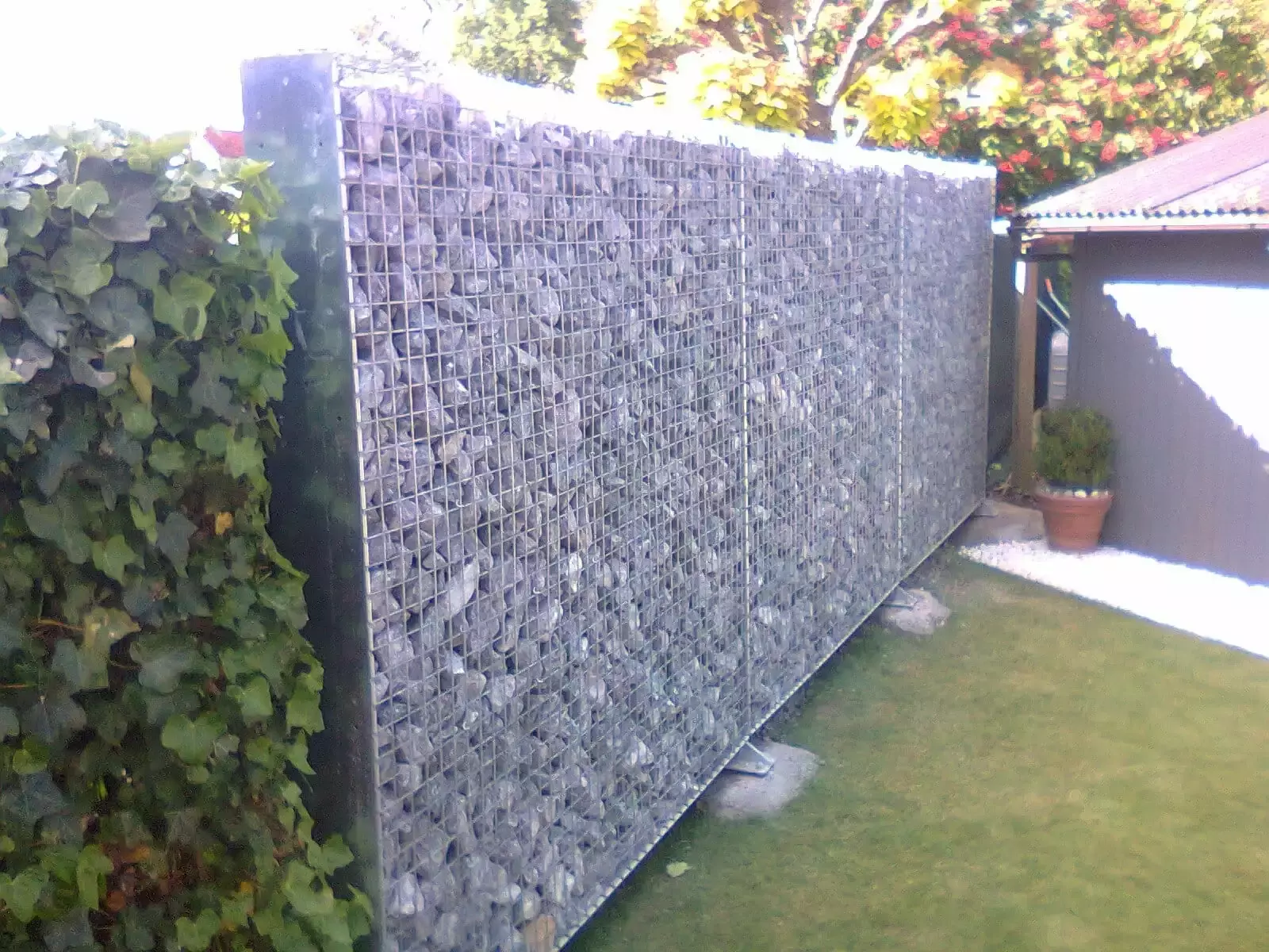 Schanskorfafsluiting in een tuin, een realisatie van VSGARDEN